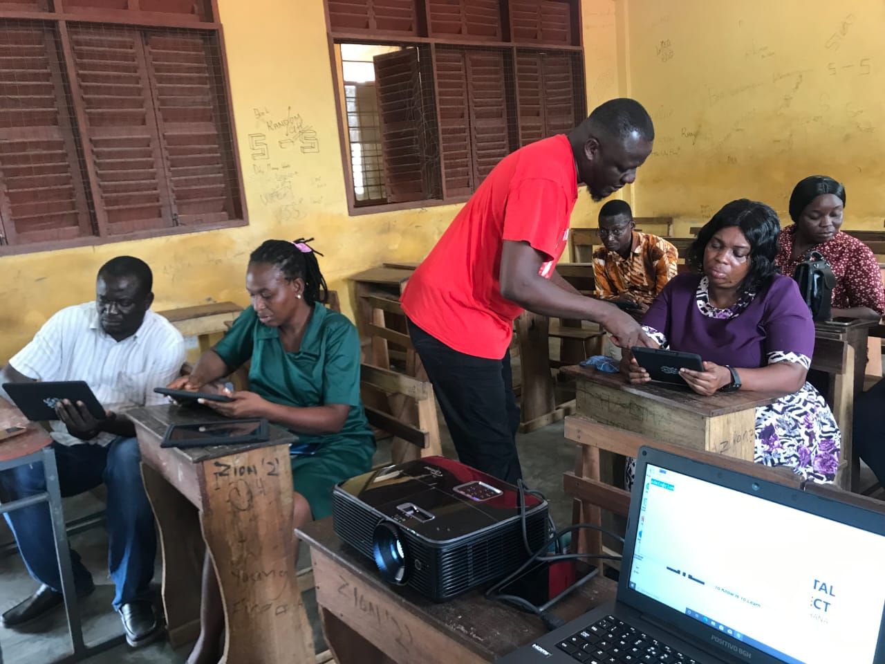 Louis Addor facilitating a digital-literacy training session with tablets