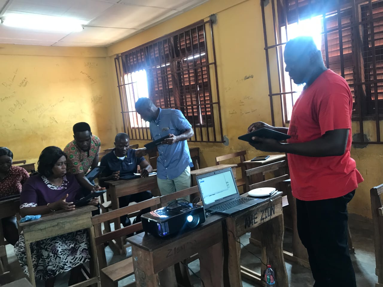 Louis Addor facilitating a digital-inclusion training session